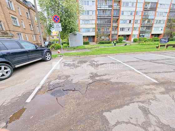 Место для машины, въезд на территорию предъявляя пропуск, стоянка на территории Рига