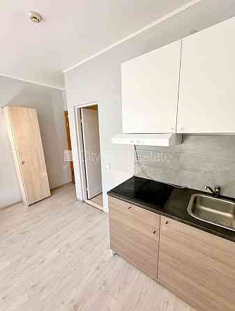 Фасадный дом, реновированный дом, закрытый двор, вход со двора, лестничная клетка Rīga