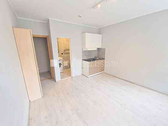 Фасадный дом, реновированный дом, закрытый двор, вход со двора, лестничная клетка Rīga