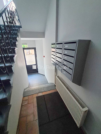 Fasādes māja, renovēta māja, slēgts pagalms, ieeja no pagalma, kāpņu telpa pēc kapitālā Rīga - foto 17