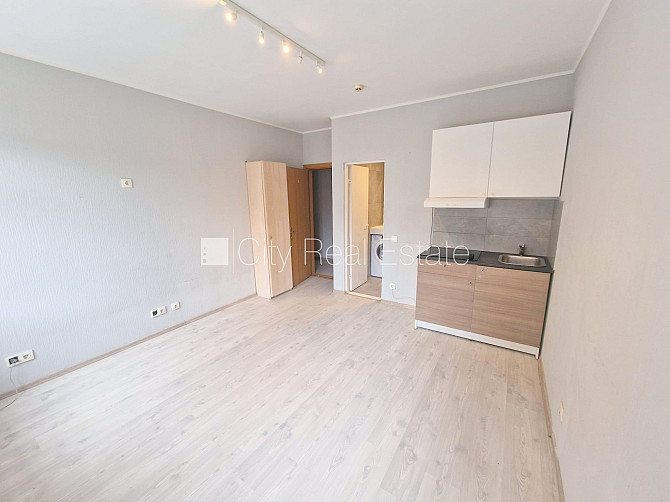 Fasādes māja, renovēta māja, slēgts pagalms, ieeja no pagalma, kāpņu telpa pēc kapitālā Rīga - foto 3