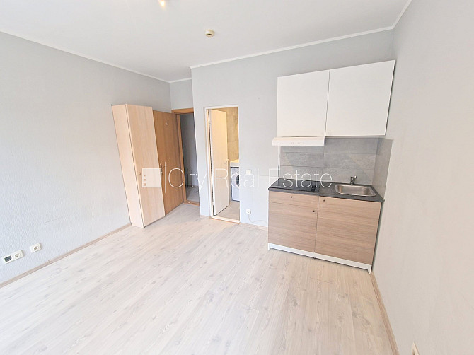 Fasādes māja, renovēta māja, slēgts pagalms, ieeja no pagalma, kāpņu telpa pēc kapitālā Rīga - foto 5