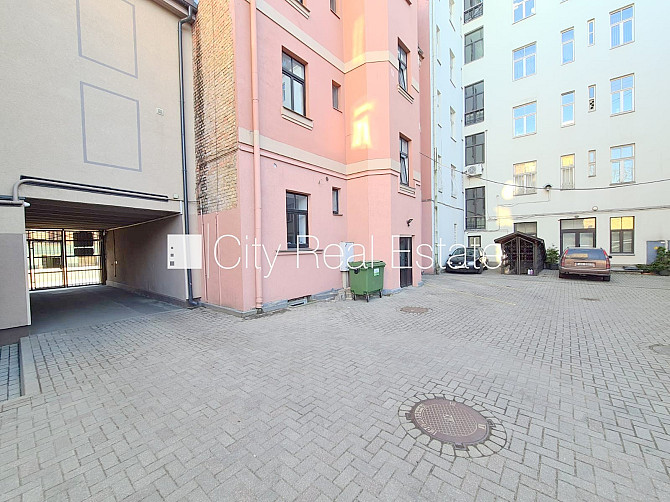 Fasādes māja, renovēta māja, slēgts pagalms, ieeja no pagalma, kāpņu telpa pēc kapitālā Rīga - foto 18