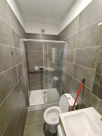 Fasādes māja, renovēta māja, labiekārtots apzaļumots pagalms, slēgts pagalms, ieeja no Rīga - foto 17