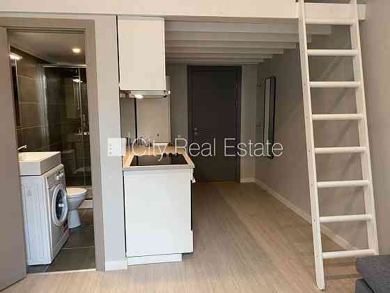 Фасадный дом, реновированный дом, закрытый двор, вход с улицы, лестничная клетка Rīga