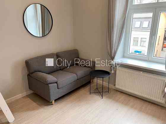 Фасадный дом, реновированный дом, закрытый двор, вход с улицы, лестничная клетка Rīga