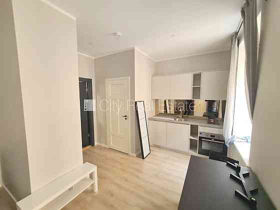 Фасадный дом, реновированный дом, вход с улицы, лестничная клетка после Rīga