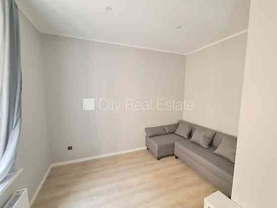 Фасадный дом, реновированный дом, вход с улицы, лестничная клетка после Rīga