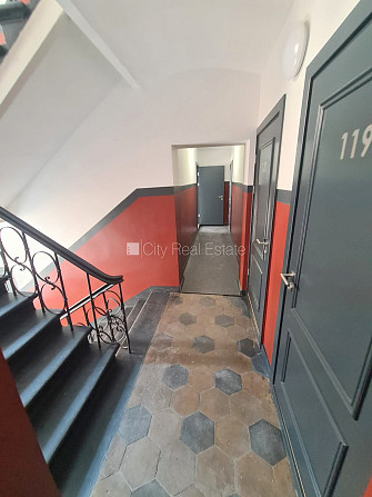 Fasādes māja, renovēta māja, ieeja no ielas, kāpņu telpa pēc kapitālā remonta, logi Rīga - foto 11