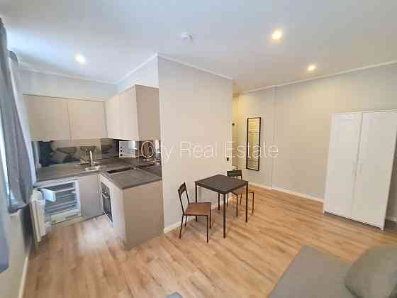 Здание во дворе, реновированный дом, закрытый двор, вход с улицы и со двора, Rīga