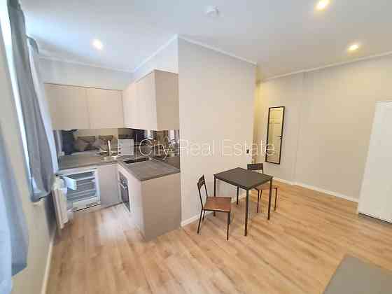 Здание во дворе, реновированный дом, закрытый двор, вход с улицы и со двора, Rīga