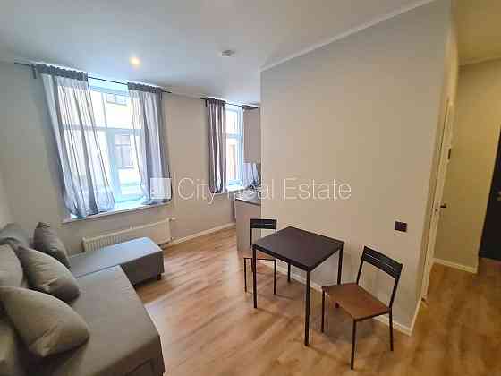 Здание во дворе, реновированный дом, закрытый двор, вход с улицы и со двора, Rīga