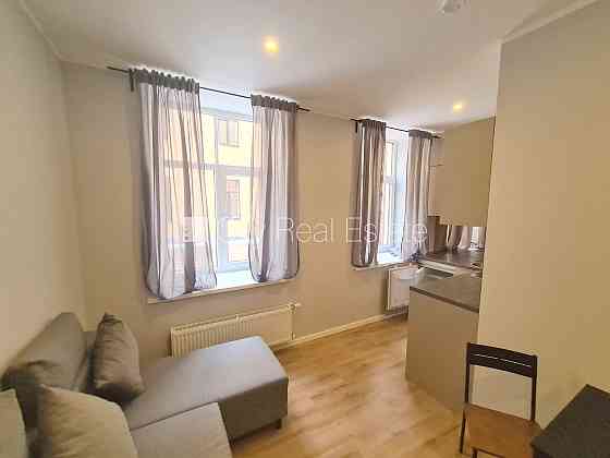 Здание во дворе, реновированный дом, закрытый двор, вход с улицы и со двора, Rīga