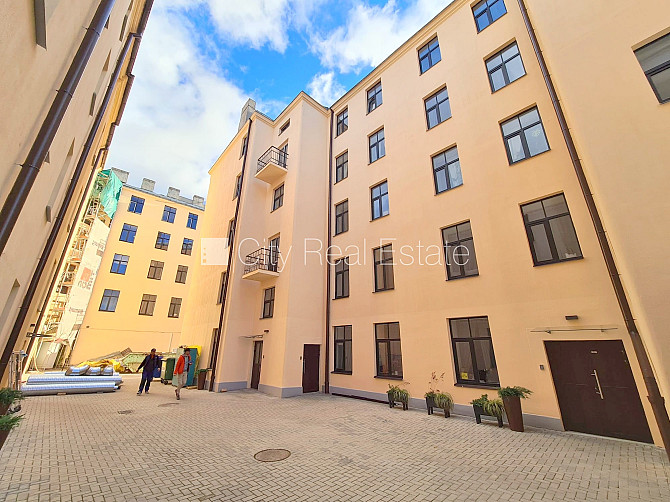 Pagalma ēka, renovēta māja, slēgts pagalms, ieeja no ielas un pagalma, kāpņu telpa pēc Rīga - foto 13