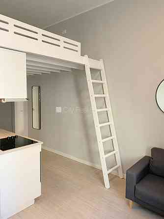 Фасадный дом, реновированный дом, закрытый двор, вход с улицы, лестничная клетка Rīga