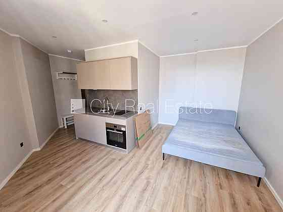 Фасадный дом, реновированный дом, закрытый двор, вход с улицы и со двора, Rīga