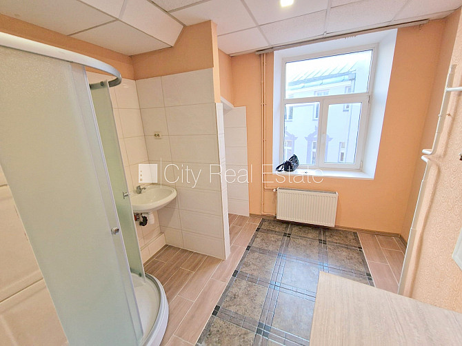 Фасадный дом, реновированный дом, вход с улицы, лестничная клетка после Рига - изображение 18