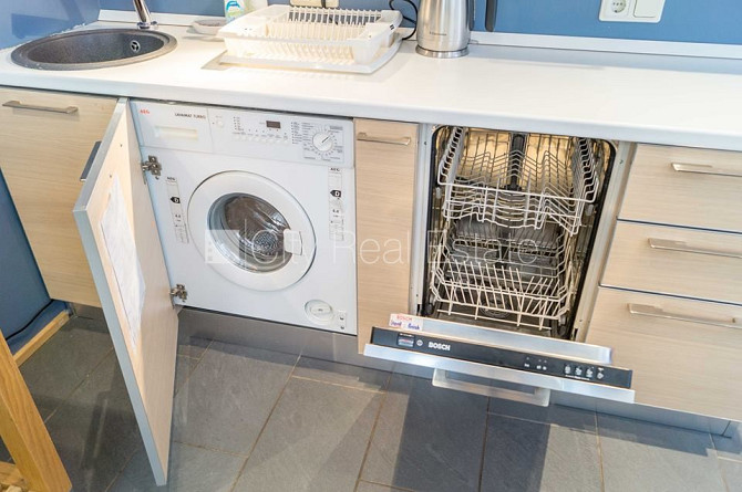 Фасадный дом, подъездная дорога покрыта брущаткoй, вход со двора, лестничная Рига - изображение 11