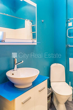 Фасадный дом, подъездная дорога покрыта брущаткoй, вход со двора, лестничная Рига - изображение 13