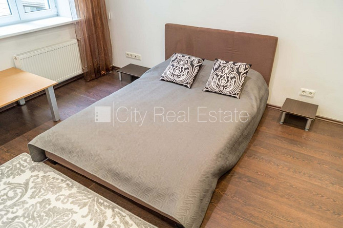 Фасадный дом, подъездная дорога покрыта брущаткoй, вход со двора, лестничная Рига - изображение 5