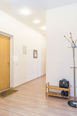 Фасадный дом, подъездная дорога покрыта брущаткoй, вход со двора, лестничная Рига - изображение 15