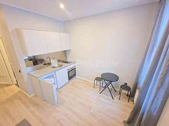 Фасадный дом, реновированный дом, вход с улицы, лестничная клетка после Rīga