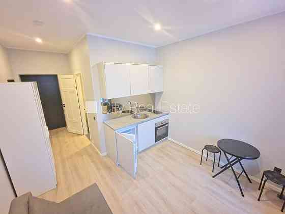 Фасадный дом, реновированный дом, вход с улицы, лестничная клетка после Rīga