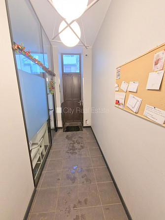 Fasādes māja, renovēta māja, ieeja no ielas, kāpņu telpa pēc kapitālā remonta, logi Rīga - foto 17