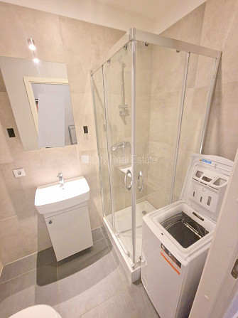 Fasādes māja, renovēta māja, ieeja no ielas, kāpņu telpa pēc kapitālā remonta, logi Rīga - foto 11