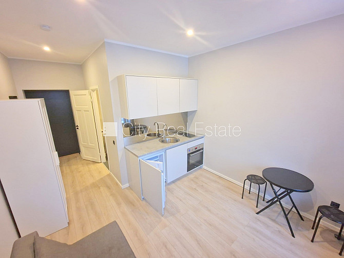 Fasādes māja, renovēta māja, ieeja no ielas, kāpņu telpa pēc kapitālā remonta, logi Rīga - foto 1