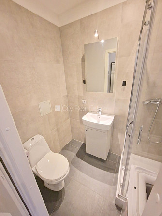 Fasādes māja, renovēta māja, ieeja no ielas, kāpņu telpa pēc kapitālā remonta, logi Rīga - foto 12