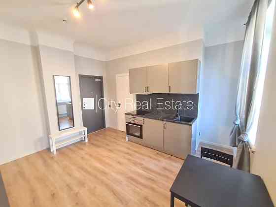 Здание во дворе, фасадный дом, закрытый двор, вход с улицы и со двора, лифт, Rīga