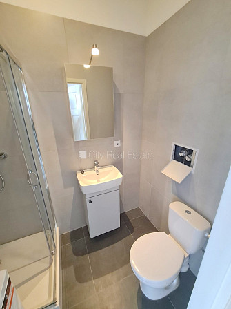 Фасадный дом, реновированный дом, вход с улицы, лестничная клетка после Рига - изображение 8