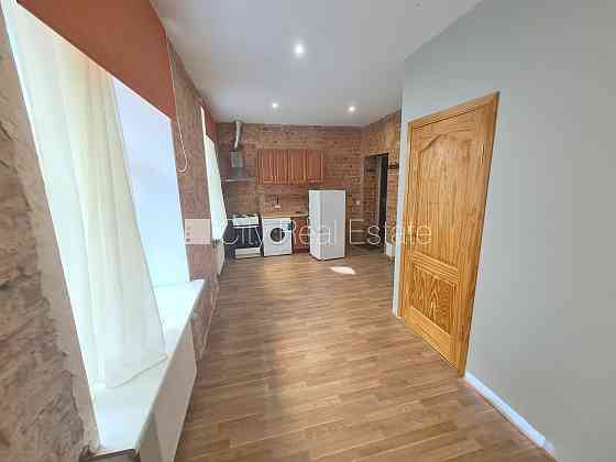 Здание во дворе, реновированный дом, закрытый двор, вход с улицы, лестничная Rīga