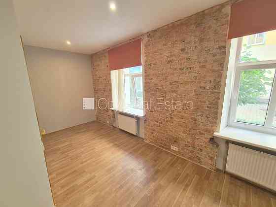 Здание во дворе, реновированный дом, закрытый двор, вход с улицы, лестничная Rīga