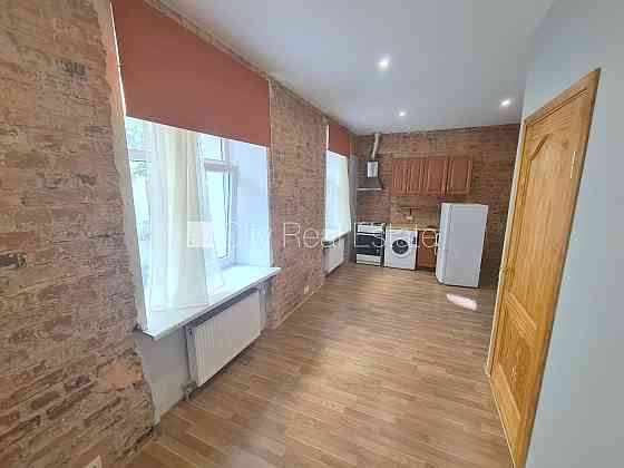 Здание во дворе, реновированный дом, закрытый двор, вход с улицы, лестничная Rīga