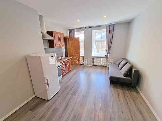 Фасадный дом, реновированный дом, благоустроенный озеленённый двор, закрытый Rīga