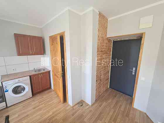 Здание во дворе, реновированный дом, закрытый двор, вход с улицы и со двора, Rīga