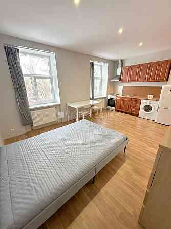 Здание во дворе, реновированный дом, закрытый двор, вход с улицы и со двора, Рига