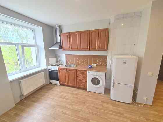 Здание во дворе, реновированный дом, закрытый двор, вход с улицы и со двора, Рига