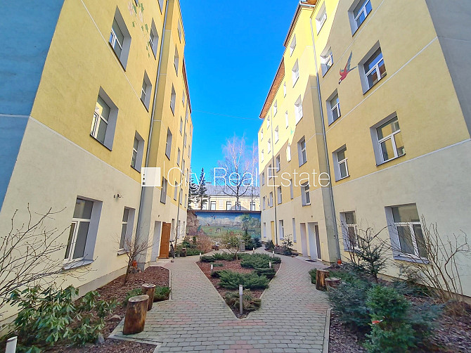 Pagalma ēka, renovēta māja, slēgts pagalms, ieeja no ielas un pagalma, kāpņu telpa pēc Rīga - foto 17