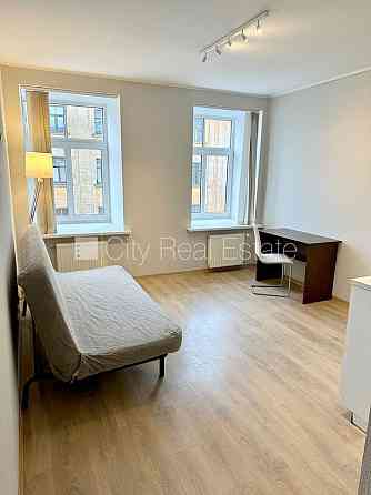 Фасадный дом, реновированный дом, вход с улицы и со двора, лестничная клетка после Рига