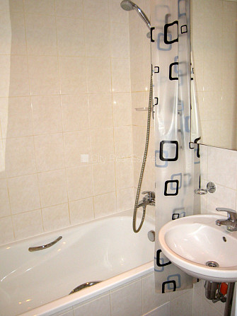 Фасадный дом, вход с улицы, лестничная клетка после косметического ремонта, окна Рига - изображение 8