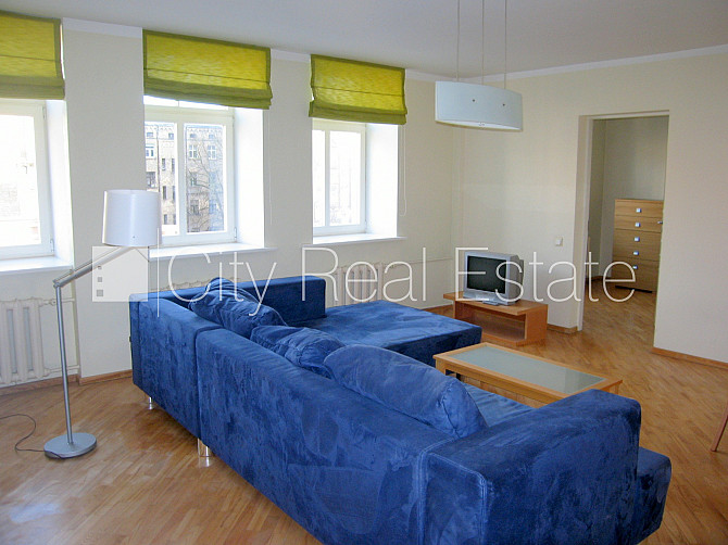 Фасадный дом, вход с улицы, лестничная клетка после косметического ремонта, окна Рига - изображение 1