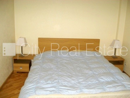 Фасадный дом, вход с улицы, лестничная клетка после косметического ремонта, окна Рига - изображение 3