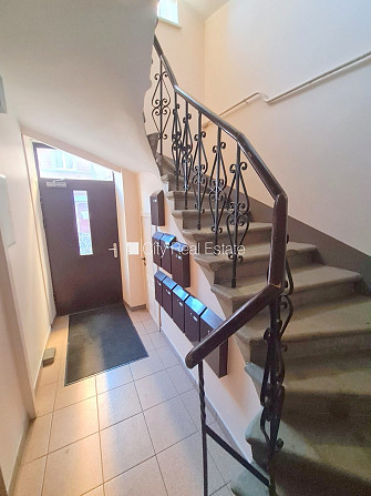 Фасадный дом, вход с улицы, лестничная клетка после косметического ремонта, окна Рига - изображение 12