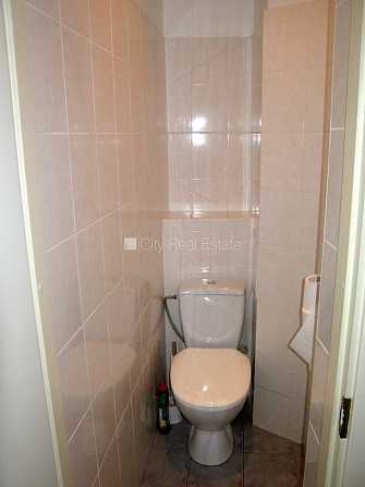 Фасадный дом, вход с улицы, лестничная клетка после косметического ремонта, окна Рига - изображение 9