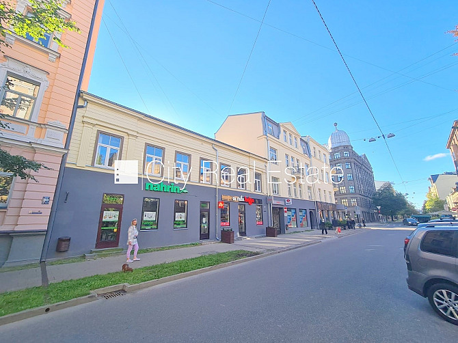 Фасадный дом, вход с улицы, лестничная клетка после косметического ремонта, окна Рига - изображение 14