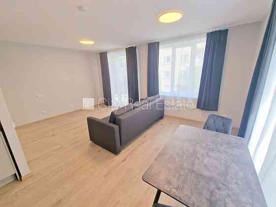 Фасадный дом, реновированный дом, закрытый двор, территория обнесена забором, Рига