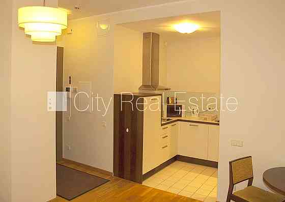 Фасадный дом, вход с улицы, лифт, лестничная клетка после косметического ремонта, Рига